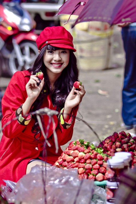Bảo Trân thích nhất khi đến chợ Đà Lạt với nhiều loại trái cây tươi ngon.