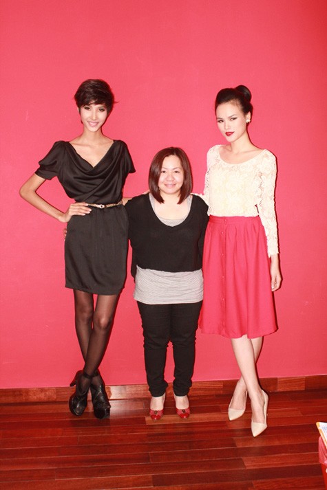 Tuyết Lan và Hoàng Thùy bên bà Quỳnh Trang - Giám đốc sản xuấtchương trình VietNam's Next Top Model.