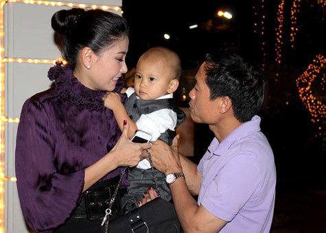 Tối 25/2, trong buổi tiệc sinh nhật chồng tại TP HCM, Hoa hậu Việt Nam 1992 lần đầu xuất hiện cùng con trai thứ hai - bé Vương Khôi. Bé Vương Khôi sinh tại Mỹ đã được hơn 1 tuổi. Xem chi tiết thông tin