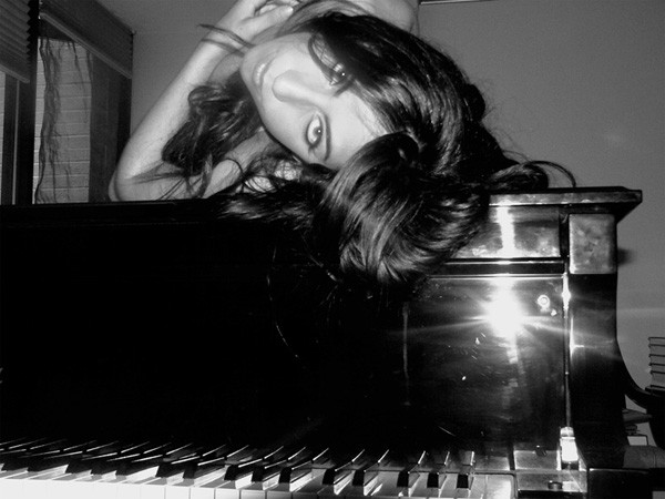 Nữ nhiếp ảnh giải thích về những bức hình chụp Gaga trên cây đàn dương cầm: "Tôi biết Stefani là một ca sĩ, bởi vậy chúng tôi tập trung vào cô ấy và cây đàn đầu tiên".