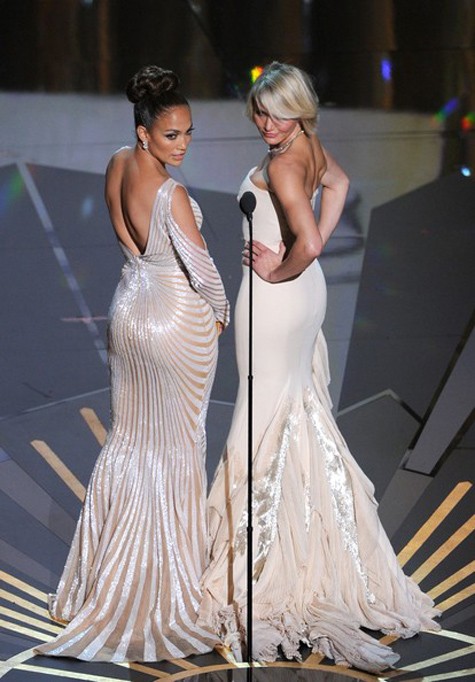 Jennifer Lopez và Cameron Diaz cùng khoe vòng ba gợi cảm.
