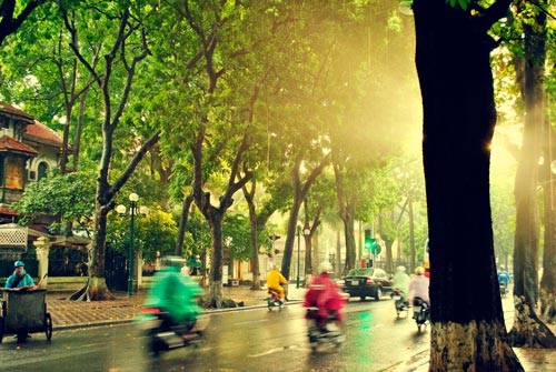 Một chút nắng đông ấm áp sau cơn mưa. Đường Phan Đình Phùng lại chứng kiến dòng người tấp nập bắt đầu một ngày mới.