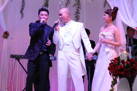 Mr Đàm không chỉ góp mặt trong buổi tiệc cưới mà lên sân khấu hát chung với Phan Đinh Tùng trong ca khúc "Yêu em dài lâu".