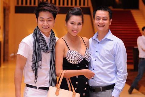 Khánh Ngọc tái xuất sau khi sinh con. Cô đi tiệc cùng chồng (ngoài cùng bên phải) và người bạn thân - nam ca sĩ Quách Tuấn Du (ngoài cùng bên trái).