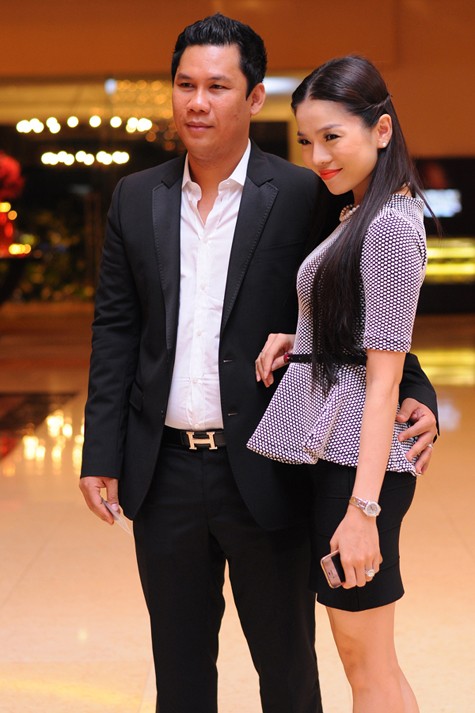 Khánh Ngọc tái xuất sau khi sinh con. Cô đi tiệc cùng chồng (ngoài cùng bên phải) và người bạn thân - nam ca sĩ Quách Tuấn Du (ngoài cùng bên trái).
