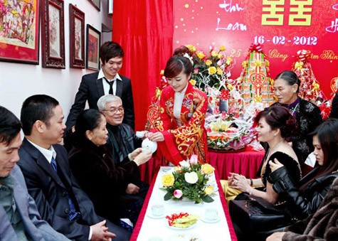 Người dân nhiều nơi nghe tin đã đổ về Hương Sơn để được tận mắt chứng kiến đams cưới "khủng" này.
