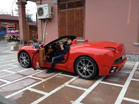 Trong đám cưới, chú rể đón dâu bằng một chiếc Ferrari California có giá khoảng 210.000 USD tại Mỹ, giá để chiếc xe này ra biển trắng tại Việt Nam xấp xỉ 12 tỷ đồng.