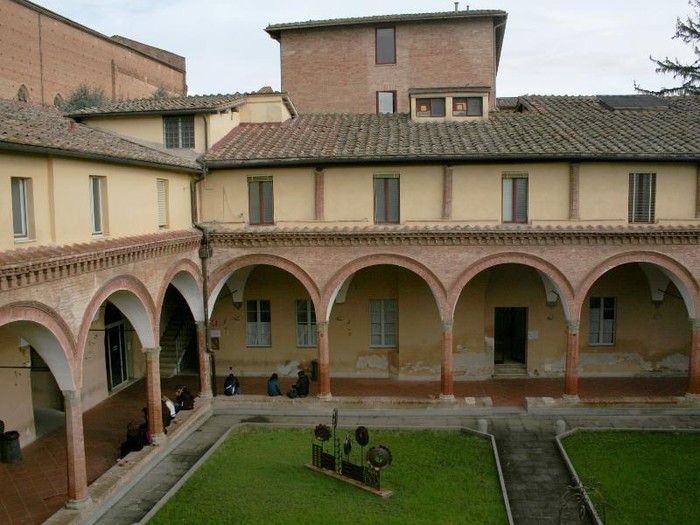 Đại học của Arezzo ( Studium Aretino ) ĐH Arezzo là một cổ trường đại học thành lập năm 1215 và nằm ở thị trấn Arezzo ở vùng Tuscany của Italy đã giảm tầm quan trọng vì nó đã được vượt qua bởi các trường đại học Ý mới hơn. ĐH Arezzo đã được công nhận là một Generale Studium Kể từ đầu thế kỷ XIII.