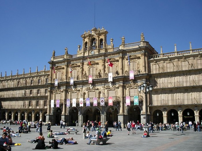 Đại học Salamanca Được thành lập năm 1218, ĐH Salamanca là trường ĐH lâu đời nhất Tây Ban Nha và toàn Châu Âu. Mục tiêu phát triển của trường là phấn đấu trở thành trường ĐH thu hút nhiều sinh viên quốc tế nhất trên Thế Giới. Hàng năm, trường thu hút sinh viên và các giáo sư đến học tập và làm việc từ hơn 60 quốc gia. Với hơn 800 năm tồn tại, ĐH Salamanca hiện được xem là trường ĐH lớn nhất Châu Âu.
