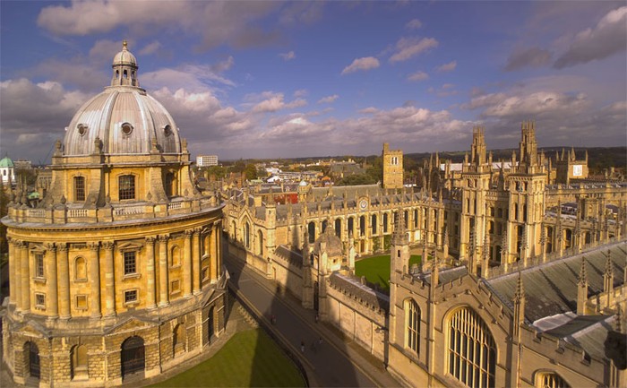 Viện Đại học Oxford Viện ĐH Oxford là một viện đại học tại thành phố Oxford, Anh. Đây là viện đại học cổ nhất trong các nước nói tiếng Anh. Theo xếp hạng của The Times năm 2007, đây là viện đại học tốt nhất Vương quốc Liên hiệp Anh và Bắc Ireland. Viện Đại học Oxford là một trong những viện đại học danh tiếng nhất thế giới. Trường đã có 48 người đạt Giải Nobel trên cương vị các cựu sinh viên,các giáo sư giảng dạy. Viện Đại học Oxford có 39 trường đại học (college), mỗi trường có một cấu trúc và hoạt động riêng. Người đứng đầu chính thức của Viện Đại học Oxford là một viện trưởng danh dự, là một nhà chính trị xuất sắc được Hội đồng đại học của viện đại học bầu suốt đời. Hội đồng đại học Oxford gồm những người có bằng thạc sỹ. Viện phó của viện đại học được bầu nhiệm kỳ 4 năm và là người đứng đầu bộ phận điều hành của Viện Đại học Oxford. Thành phố Oxford đã trở thành một trung tâm học thuật quan trọng từ cuối thế kỷ 12 trở đi. Các giáo sư từ châu Âu lục địa đã đến và định cư tại đây và công tác giảng dạy đã được bắt đầu từ năm 1117. Trong một thời gian cuối thế kỷ 12 việc Viện Đại học Paris trục xuất các giáo sư nước ngoài đã khiến nhiều học giả bỏ nước Pháp đến định cư tại Oxford. Năm 1209, do cuộc xung đột của sinh viên trường và dân thành thị, một số viện sỹ của trường đã chạy đến thành phố Cambridge và lập nên Viện Đại học Cambridge.. Hiện tại trường có khoảng 18.000 sinh viên quốc tế từ hơn 130 quốc gia. Oxford là trường đại học có các trường cao đẳng thành viên, với hơn 39 trường cao đẳng tự hoạt động.
