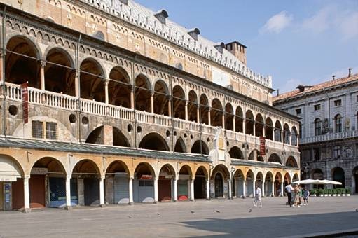 Đại học Padua Đại học Padua (tiếng Ý: Università degli Studi di Padova, UNIPD) là một trường đại học hàng đầu của Ý, tọa lạc ở thành phố Padova, Italia. Trường đại học Padova có lẽ được thành lập năm 1222 là một trường học luật và là một trong những trường đại học nổi bật nhất vào đầu Châu Âu. Nó là một trong những trường đại học đầu tiên của thế giới và lâu đời thứ hai ở Italy. Tại hời điểm năm 2003, trường có khoảng 65.000 sinh viên.
