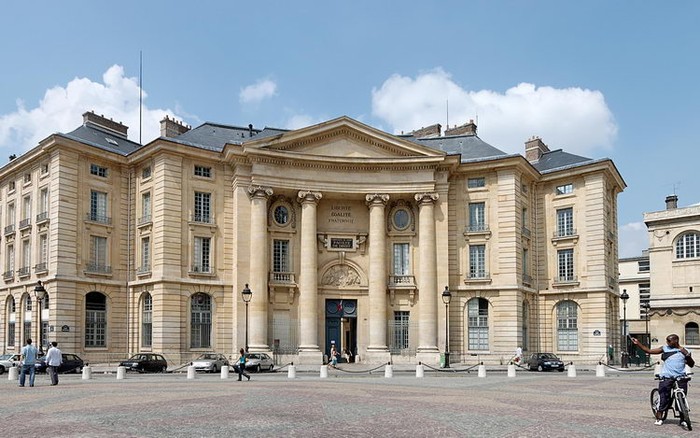 Viện Đại học Paris Viện ĐH Paris (tiếng Pháp: Université de Paris) ra đời vào nửa sau thế kỷ XII, nhưng năm 1970 được tổ chức lại thành 13 trường đại học độc lập (Trường đại học Paris I–XIII). Viện Đại học Paris thường được gọi là Sorbonne hay La Sorbonne theo tên học viện (Collège de Sorbonne) thành lập từ năm 1257 bởi Robert de Sorbon. Tuy nhiên xét theo niên đại thì Viện Đại học Paris có lâu đời hơn học viện Sorbonne, và Sorbonne chỉ là một thành phần của Viện Đại học Paris. Trong số 13 trường thì các trường I - IV nằm trong phạm vi của trường Sorbonne cổ nhưng chỉ có ba trường dùng tên "Sorbonne" trong danh xưng. Mười ba trường đại học trên thực tế là 13 trường độc lập. Một số trường là trường phụ thuộc Học viện Creteil và Học viện Versailles nhưng về mặt hành chánh chung nhau một viện trưởng tức là Viện trưởng Học viện Paris (Académie de Paris). Viện Đại học Paris xưa nay vẫn là một trong những trường đại học nổi tiếng và danh giá nhất thế giới. Trường đã có 59 người đạt Giải Nobel trên cương vị các cựu sinh viên,các giáo sư giảng dạy cũng như nhiều nhà lý thuyết chính trị, khoa học, thần học và nghệ thuật xuất chúng theo truyền thống Pháp. Tổng số sinh viên ghi danh theo học ở Viện Đại học Paris là 336.000.