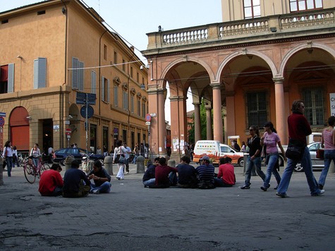 Trường Đại học Bologna Trường ĐH Bologna (tiếng Ý: Alma Mater Studiorum Università di Bologna, UNIBO) được thành lập năm 1088 , ban đầu trường chỉ có nhiệm vụ dạy kinh thánh và luật pháp. Bologna là trường đại học hoạt động liên tục lâu đời nhất trên thế giới, từ Universitas lần đầu tiên được sử dụng bởi tổ chức này tại thời điểm thành lập trường.Từ năm 2000, phương châm của trường là studiorum Alma mater (tiếng Latin: bà mẹ bồi dưỡng các nghiên cứu). Trường có khoảng 100.000 sinh viên theo học tại 23 khoa. Trường có các trung tâm chi nhánh tại Reggio Emilia, Imola, Ravenna, Forlì, Cesena và Rimini và một trung tâm chi nhánh ở nước ngoài tại Buenos Aires. Ngoài ra, nó có một trường học dành cho học sinh xuất sắc được đặt tên Collegio Superiore di Bologna.
