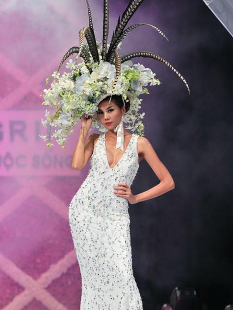 Rất nhiều hoa tươi đã được các nhà thiết kế khéo léo tết lên tóc của Thanh Hằng để tạo sự ấn tượng cho bộ sưu tập và gây bất ngờ cho khán giả trong đêm diễn.