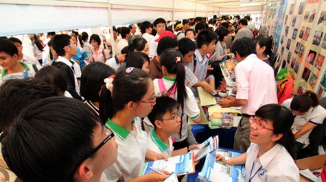 Một gian hàng được đông đảo thí sinh quan tâm tại Ngày hội tư vấn tuyển sinh - hướng nghiệp 2012 của báo Tuổi Trẻ ở TP.HCM - Ảnh: Như Hùng