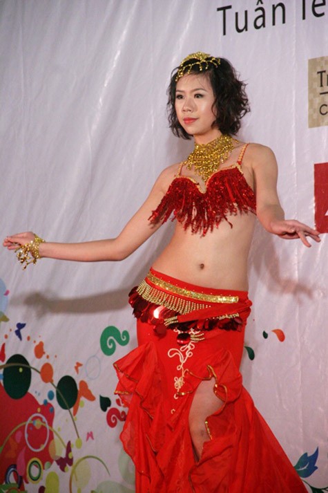Một vài năm trở lại đây, múa bụng được các thiếu nữ Việt Nam đặc biệt yêu thích và theo học bởi phù hợp với thể trạng của người phụ nữ Việt Nam. Vì vậy, nhân dịp ngày quốc tế phụ nữ, sân chơi giữa các CLB Belly dance Hà Thành là một cơ hội để các nữ sinh Hà Thành thể hiện tài năng và sắc đẹp của mình.