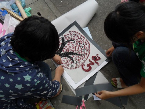 Hai teen girl đang tỉ mẩn làm tranh bằng giấy.