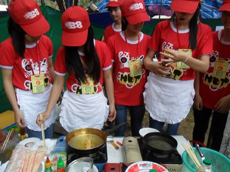 Các teen girl 11b8 trổ tài nấu nướng.