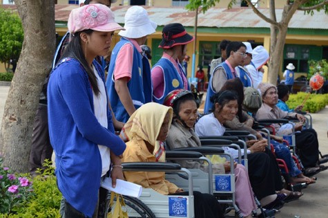 Trong chương trình thiện nguyện lần này, ban tổ chức cũng tiến hành trao tặng hàng chục chiếc xe lăn cho người khuyết tật tại các xã dân tộc miền núi.