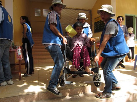 Các thiện nguyện viên nam luôn có mặt tại khu vực cầu thang để giúp đỡ những người khuyết tật không thể di chuyển.