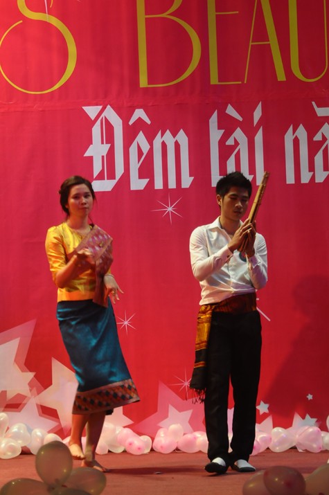 Tiết mục múa truyền thống của nữ sinh Lào Vinakone Baut Sao Done