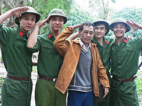 Nhà biên kịch Hoàng Nhuận Cầm và bốn gương mặt trẻ đóng vai Hoàng - Thành - Thăng - Long trong "Mùi cỏ cháy".