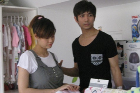 Trương Quỳnh Anh và Tim bị lộ ảnh đi mua đồ dùng cho trẻ sơ sinh cách đây 3 ngày.