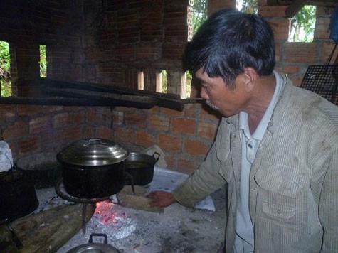 anh Huỳnh Ngọc Anh đang nấu nồi thuốc nam cho con trai.