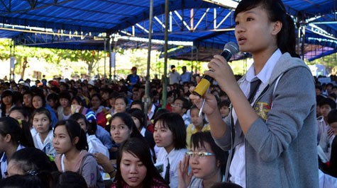 Học trò Phú Yên đặt câu hỏi với ban tư vấn trong Chương trình tư vấn tuyển sinh - hướng nghiệp của báo Tuổi Trẻ, Bộ GD-ĐT tổ chức tại Trường ĐH Phú Yên ngày 17-3 - Ảnh: Duy Thanh