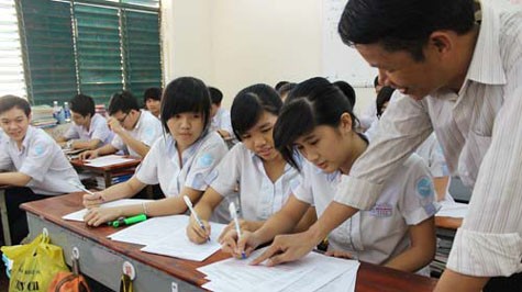 Học sinh lớp 12A1 Trường THPT tư thục Nguyễn Khuyến, Q.Tân Bình, TP.HCM được hướng dẫn ghi hồ sơ đăng ký dự thi chiều 22-3 - Ảnh: Như Hùng