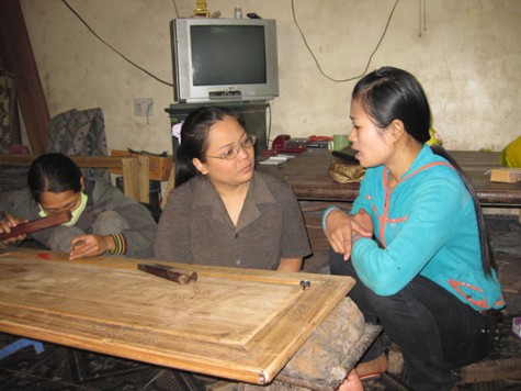 Chị Hương say sưa với nghề khảm trai khắc gỗ và truyền đạt kinh nghiệm cho những người đồng cảnh ngộ trong xưởng sản xuất của mình.