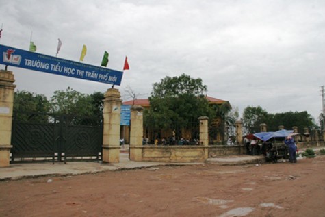 Trong giờ ra chơi, cổng trường tiểu học Phố Mới không được đóng khiến nhiều học sinh ra các quán xá phía ngoài tụ tập (Ảnh: Phạm Thịnh)
