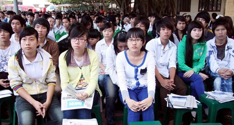 Học sinh Trường THPT Kiên Hải (huyện đảo Kiên Hải, Kiên Giang) đến tham dự chương trình tư vấn sáng 24-3 - Ảnh: Trần Huỳnh