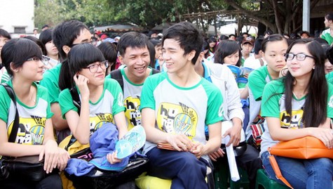 Đông đảo học sinh các trường THPT tại Rạch Giá, Kiên Giang đến tham dự chương trình tư vấn tuyển sinh - hướng nghiệp 2012 - Ảnh: Trần Huỳnh