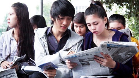 Các học sinh tham khảo thộng tin mới nhất về các môn thi tốt nghiệp THPT năm 2012 trên báo Tuổi Trẻ - Ảnh: Trần Huỳnh