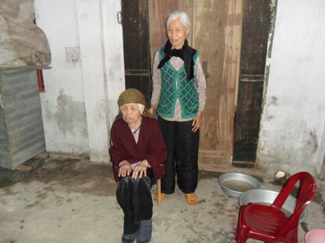 Cụ Nguyễn Thị Đắp (ngồi) cùng con gái Nguyễn Thị Mận