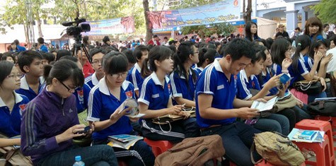 Học sinh tham gia Chương trình tư vấn tuyển sinh - hướng nghiệp năm 2012 do báo Tuổi Trẻ tổ chức đầu tháng 3-2012 tại Đồng Nai - Ảnh: MINH GIẢNG