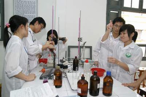 Sinh viên y - dược trong phòng thí nghiệm.Ảnh: Trần Minh