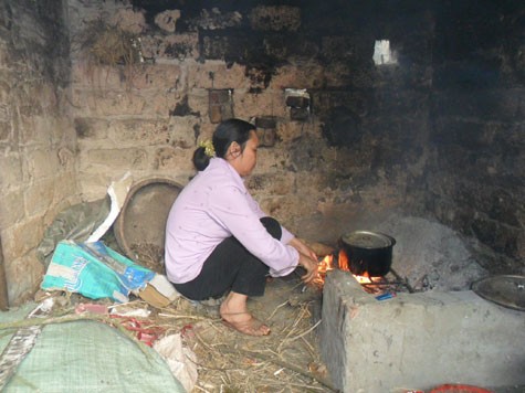 Bà Huyền đang nấu cơm tại căn nhà nhỏ bé của mình