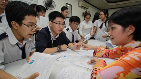 Nhiều trường THPT rút ngắn thời gian nhận hồ sơ đăng ký dự thi ĐH, CĐ (Ảnh: Tuổi trẻ)