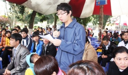 HS Hà Nội tham gia chương trình tư vấn tuyển sinh năm 2012, Ảnh: gdtd.vn