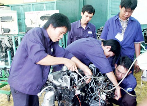 Học sinh Trường Trung cấp Kinh tế kỹ thuật Nguyễn Hữu Cảnh trong giờ thực tập tại trường