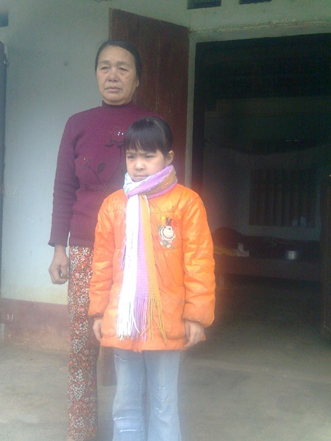 Bà Lê Thị Tới bên Trà My, người cháu gái hơn 9 năm trời chiến đấu với bệnh tật.