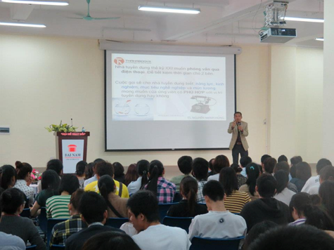 Phần diễn giảng thú vị của T.S Nguyễn Mạnh Hùng về những yêu cầu của nhà tuyển dụng thu hút sự quan tâm của đông đảo sinh viên