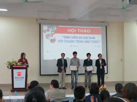 BGH nhà trường trao thưởng cho các sinh viên xuất sắc tham gia cuộc thi viết thư “Tôi tự hào là người Việt Nam”
