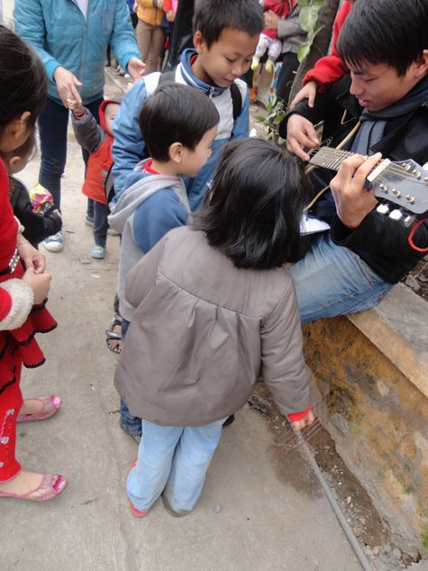 Nhóm sinh viên dạy các trẻ hát