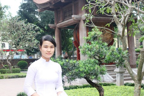Dương Thị Thơm – Học sinh lớp 11 Sử - Địa trường THPT chuyên Quốc học Huế - giải Ba HSG quốc gia Lịch sử 2012
