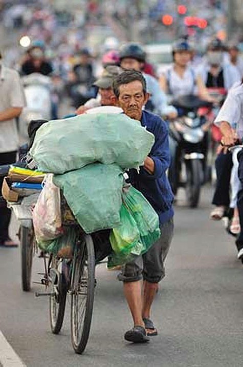 Cuộc sống vẫn ồn ào, còn với cụ thì vẫn một chiếc xe đạp đi mua phế liệu từ con phố này đến con phố khác