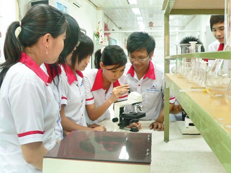 Học sinh ngành điều dưỡng Trường TC Tổng hợp Đông Nam Á - Ảnh: Mỹ Quyên
