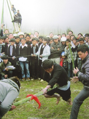 Vui chơi trong lễ hội Hát Giao duyên của đồng bào dân tộc Dao (Lào Cai).